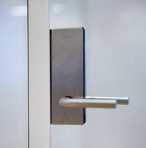 Dørkarme er aluminium, elokseret eller med pulverlak i farve hvid RL 9010. Dørkarme kan leveres i specialfarve.