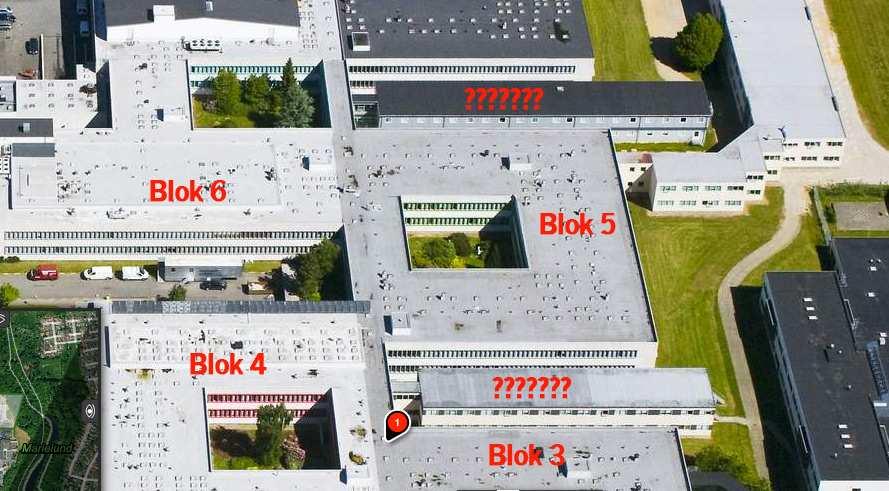 Hvordan skal vi forholde os til disse 2 bygninger? Svar: Blokkene hedder Pavillon 40 og 41 i frekvensmaterialet og er blevet flyttet siden dette luftfoto blev taget.