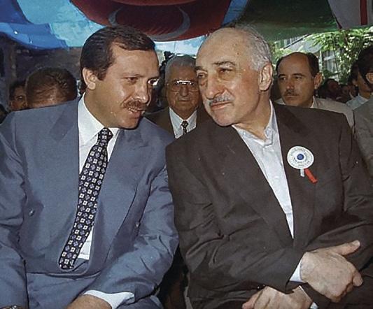 Gamle venner og dødsfjender i dag: Erdogan og Fetullah Gülen blev allierede i slutningen af 1990 erne med et fælles mål om at erobre statsinstitutionerne fra det gamle regimes folk, kemalisterne.