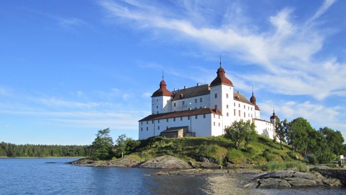 Läckö Slott (82.4 km) Besøg det imponerende slot der ligger ud til Sveriges største sø, Vänern. Slottets ældste dele er fra 1298 og blev bygget af en biskop fra Skara.