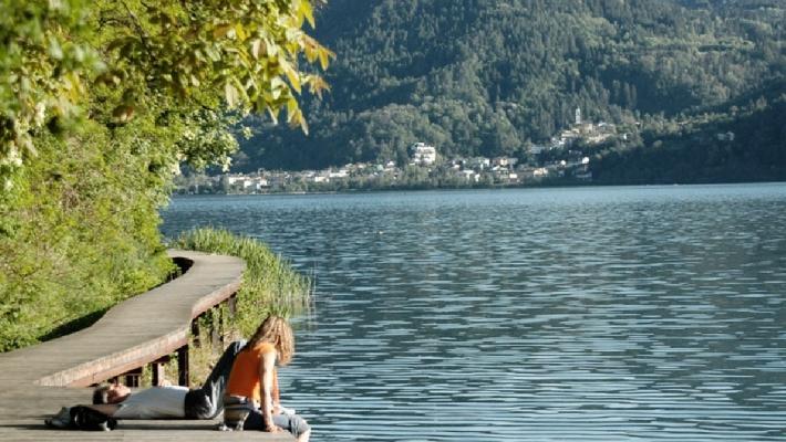 Caldonazzo Sø (21.8 km) Den dejlige sø lidt sydøst for Trento, Lago di Caldonazzo, er dejlig hvis I trænger til at komme ud og bade, da badevandstemperaturen i sommermånederne er over 20.