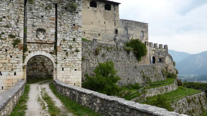 Castelnuovo di Noarna (26.1 km) Vinslottet, Castelnuovo di Noarna, er bygget på ruinerne af en gammel romersk bygning.