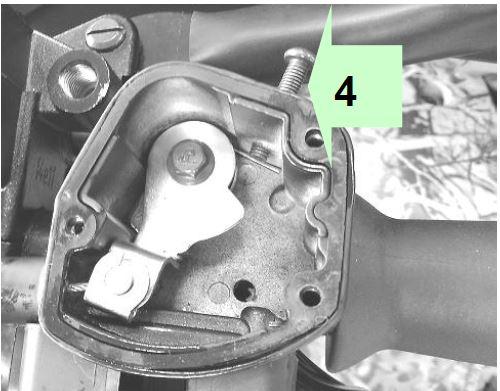 Gashåndtag: Gashåndtaget sidder på højre side af styret. Når det aktiveres øger det motorens hastighed.