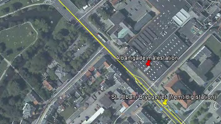 2 Gademålestation 9155 placeret i Albanigade samt den fremtidige letbanestation, St. Albani Bryggeri. Den gule linje er letbanens tracé (Google Earth, 2011).