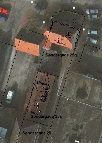 Indledning Arkæologisk udgravning på grunden ved Søndergade 25 i Nakskov. 1 m skulle graves af fra nuværende terræn.