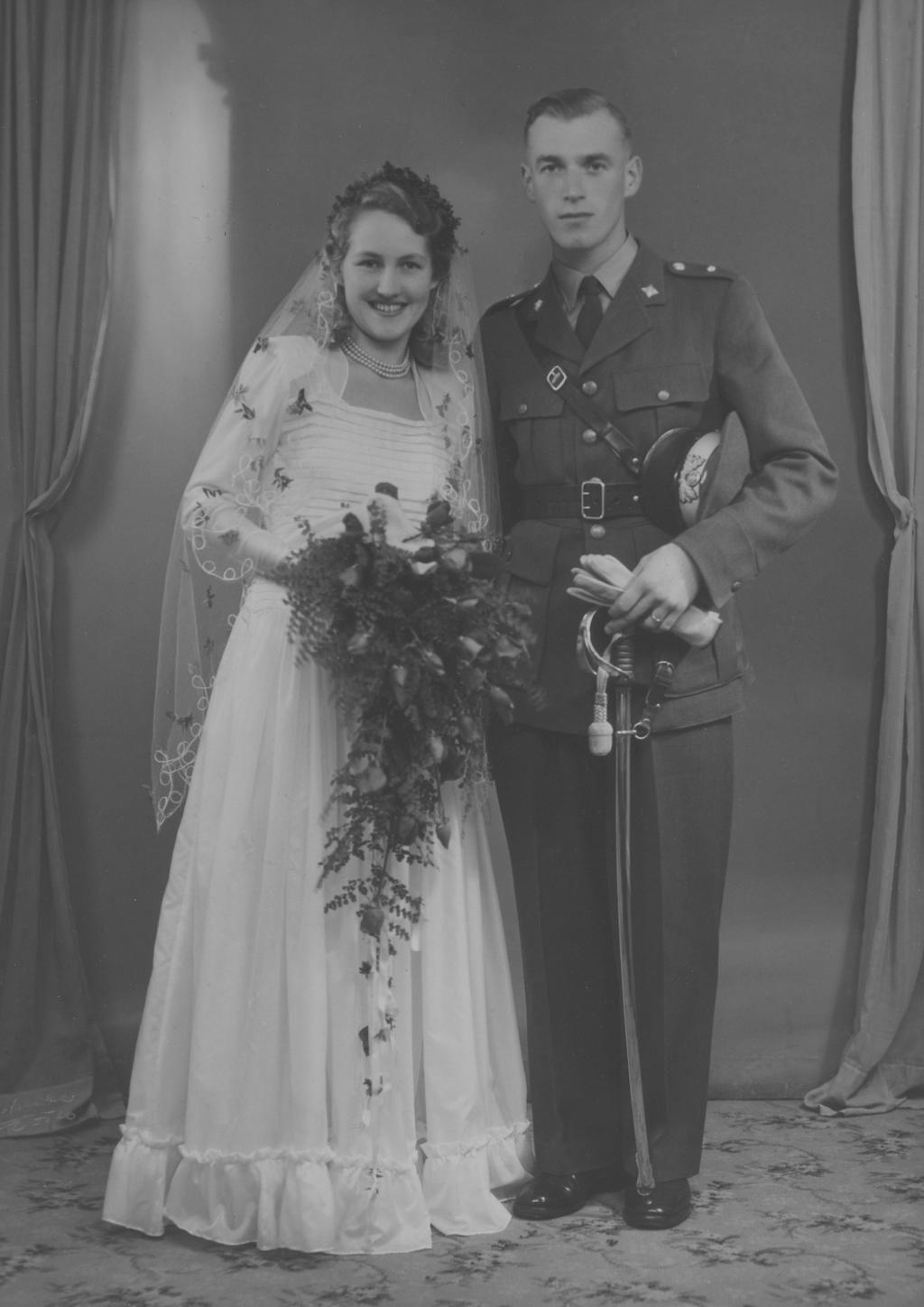 Fig. 2. Brudens kjole er syet af faldskærmssilke. Uro i Nyborg I august 1943 var der uro i hele landet.
