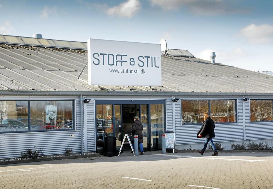 21 Nyt fra Klubben Turen går til... Mandag d. 21. november tager vi til Stof & Stil i Roskilde STOF & STIL tog sin begyndelse tilbage i 1980 i Herning.