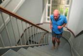 Fire personer i alderen 69-83 år viser både eksempler på daglig motion og øvelser, som styrker