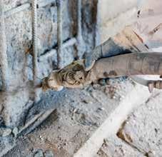 Reparationsmørtlen fungerer som udskiftning af betonen i konstruktionen, og når konstruktionen tages i brug, overføres der belastning til det reparerede område.