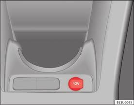 Praktisk udstyr 117 Stikdåse i bilen For at undgå beskadigelser, der skyldes spændingsudsving, skal du afbryde det apparat, der er tilsluttet til 12-volts-stikdåsen, før du tilslutter eller afbryder