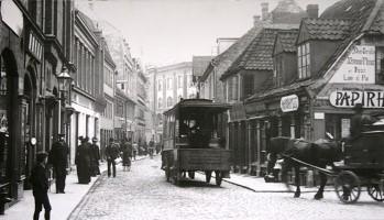 Kollektiv trafik i Aarhus fra fortid til nutid Da vognmand Chr. Jacobsen Aarhus Sporvejsselskab. i forsommeren 1895 måtte indstille driften med sin hestesporvogn.