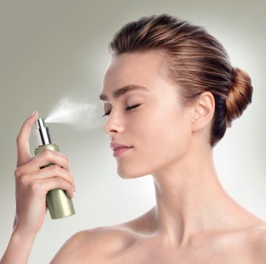 Anvendelse Spray på ren hud før anvendelse af serum, creme og plejeprodukter. Forstøv sprayen på huden med lukkede øjne og mund. Du kan også spraye i håndfladerne og derefter påføre på huden.