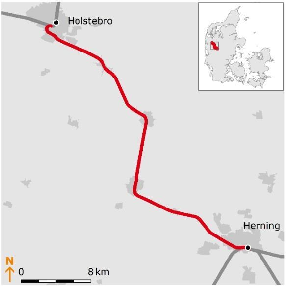 Banen afgrener i udgangspunktet fra den eksisterende Vejle-Herning bane ved Jelling. VVM-undersøgelserne forventes afsluttet i 2018.