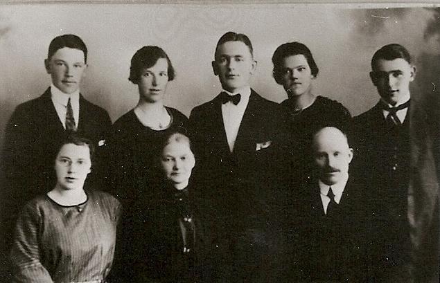 I 1930 boede de fortsat i Sønder Tranders sogn, mat.nr. 8d, jf. Folketællingslisten fra 5. november 1930. Manden står opført som gårdejer. Deres datter Elna boede fortsat hjemme.