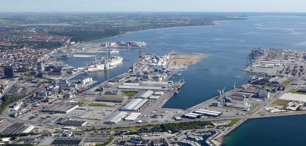 KORT OM AARHUS HAVN Aarhus Havn er Danmarks største og travleste erhvervshavn, og håndterer knap 60% af Danmarks samlede import og eksport. 8,2 mio. tons gods passerede igennem havnen i 2016.