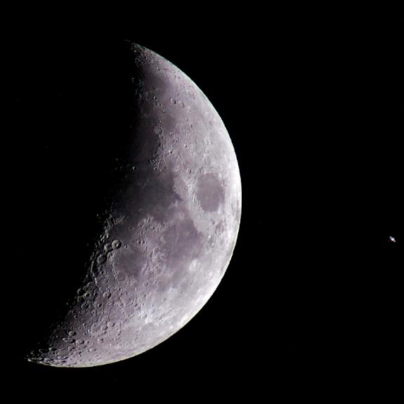 Månen Generelt vil jeg sige at lyset fra Månen gør det vanskeligt at fotografere svagere objekter, så det er godt at vide om Månen er på himlen, når man vil fotografere.