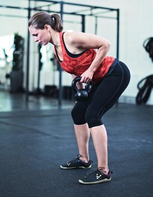 hver gang du træner. squat med en kettlebell (5 stk.) A. Stå med en hoftebreddes afstand mellem fødderne.