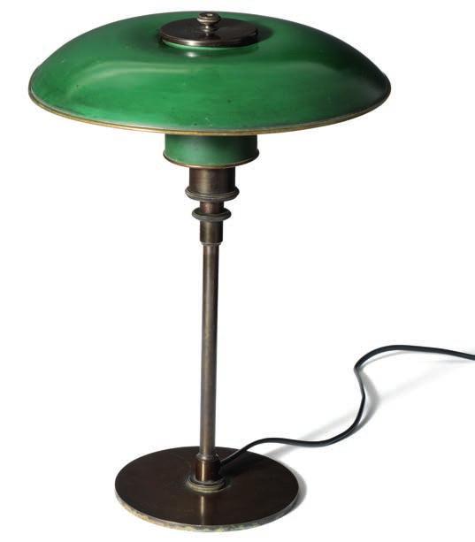 989 989 POUL HENNINGSEN b. Ordrup 1894, d. Hillerød 1967 "PH-3/2". Table lamp with browned brass stand and socket house marked "Pat Appl.". Original green/ bronze copper top- and bottom shade.