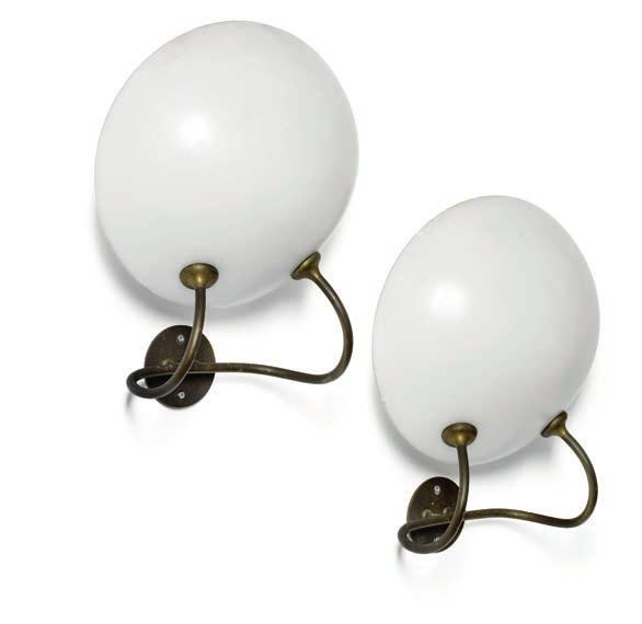 997 997 ARNE JACOBSEN b. Copenhagen 1902, d. s.p. 1971 A pair of wall lamps with frosted glass shade on twin bracket brass frame. Inside with three bakelite sockets.
