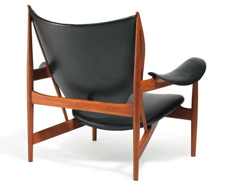 1025 FINN JUHL b. Frederiksberg 1912, d. Ordrup 1989 "Chieftain Chair". A teak easy chair. Seat, armrests and back upholstered with black leather, back fitted with three buttons. Designed 1949.