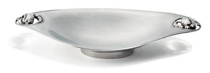 Rådvad 1866, d. Hellerup 1935 "Blossom". An oval hammered sterling silver bread tray on a circular base. Georg Jensen 1925-1932. Design no. 2 A. Weight 512 gr. H. 5,5 cm. W. 19,3 cm. L.