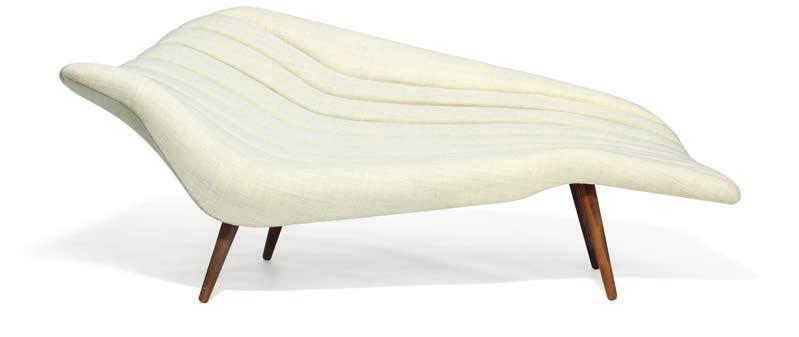1093 HANS HARTL b. München 1899, d. Darmstadt 1980 Sculptural chaise longue with round, tapering beech legs. Sides, seat and back upholstered with light greyish wool.