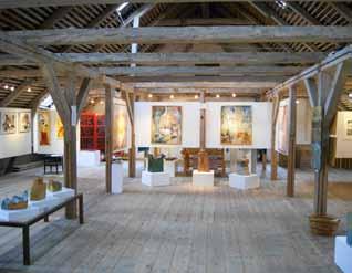 44 45 Jan Lund Galleri Pakhuset Besøg det store sommergalleri i Klintholm Havn, hvor 26 kunstnere og kunsthåndværkere udstiller billedkunst, glaskunst, vævning, møbelkunst og keramik m.m. i det gamle atmosfærefyldte kornmagasin.