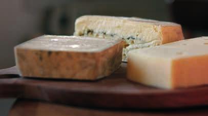 På gården vil vi fortsat fremstille de oste, der forefindes i osteriet i dag, samt udvikle forskellige nye ostetyper med ny smag og lagring.