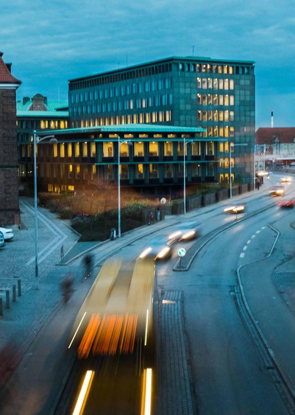 DANSKERNES SYN PÅ FINANSBRANCHEN SOM ARBEJDSPLADS SEKTION I Finansbranchen bliver opfattet mest positivt blandt de yngre danskere og blandt indbyggere i Region Hovedstaden.