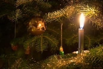 uddele de julegaver, som lå under det. I AK 70.269 var forsikringstageren ved at tage pynten af juletræet, da hun fandt et lys, som ikke var brændt helt ned endnu.