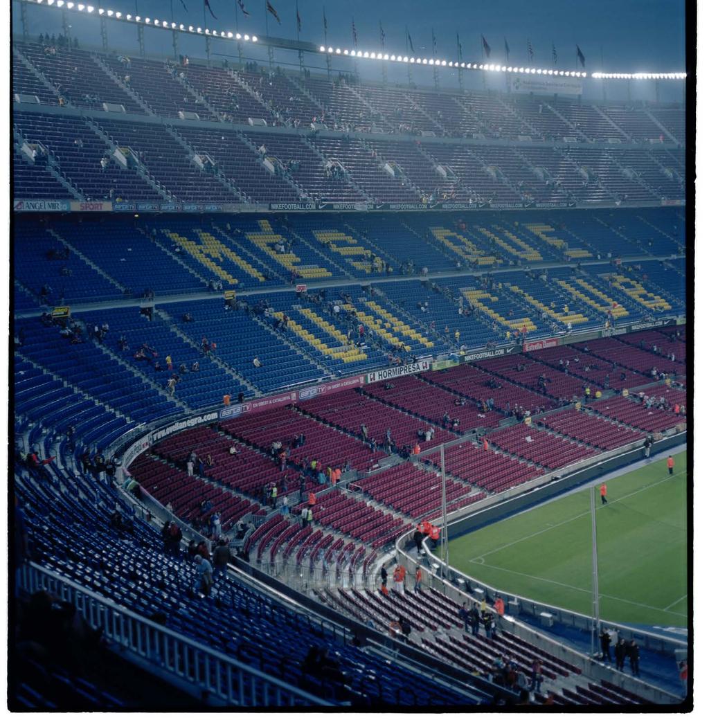 storhed over Camp Nou, men træthedstegnene springer i øjnene.