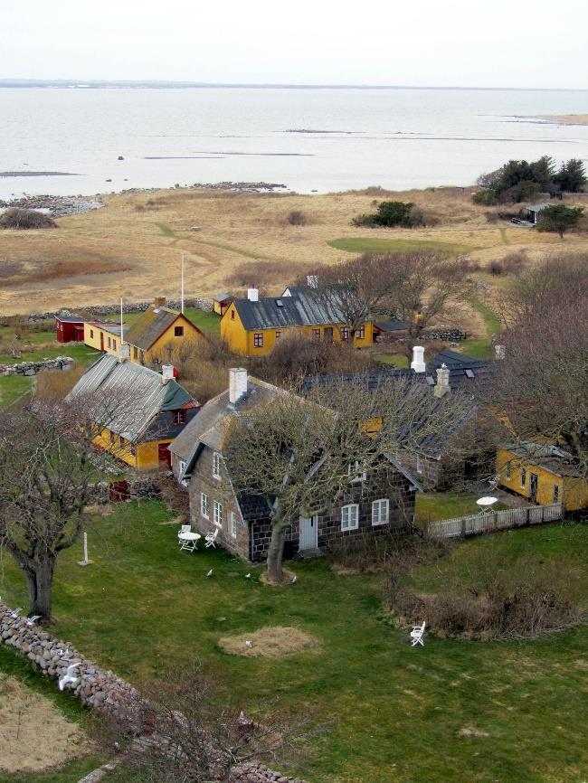 Øerne er et naturreservat, bl.a. yngler der ca 40.000 måger i forsommeren. Siden fyret blev automatiseret i 1997, er der kun et par fastboende på Hirsholmene.