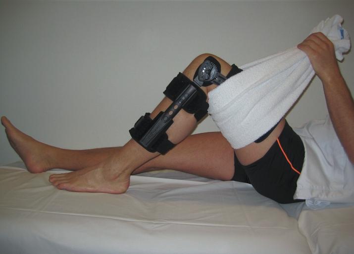 Øvelse 4 Rygliggende. Bøj og stræk knæet. Brug evt. et håndklæde i knæhasen som hjælp.