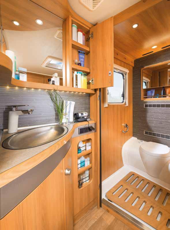 Luksuriøst brusebad Badeværelset i ERIBA Nova SL fås tilvalg også med luksus-bruserudstyret, hvormed det kan