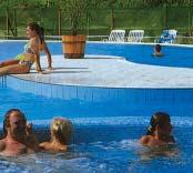 De finder her et feriested af høj standard, hvor der virkelig er lagt op til kræs for hele familien. Her er både indendørs og udendørs poolområde.