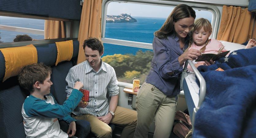 Medbringning af køretøj fra DKK 69 / 9* DB Autozug: sikker ferie med hele familien! Nyd ferien fra starten.