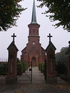 Kirken passer fint til byens stil og størrelse. Kirken blev indviet i september måned 1878.