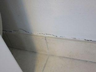 Figur 73. a) Revne over sokkelflise i badeværelse, og b) revne op gennem væggen. Figur 74. Revne i yderside af væg mod badeværelse. Badeværelsesgulv er en udstøbning som har gulvoverflade ca.