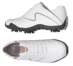 0 En moderne sporty og flot model med lav profil. Overside af skind med ClimaProof, der gør skoen vandtæt og lader foden ånde.