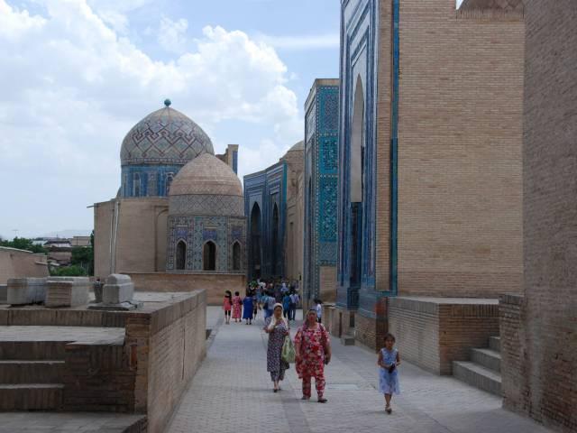 handelsbygninger. I tre af dem er der stadig småboder og værksteder. I centrum af den gamle bydel ligger byens ældste seværdigheder såsom Chashma Ayub Mausoleum og Ismail Samani Mausoleum.