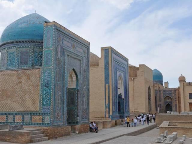 ...fortsat 8. dag: Gennem bomuldslandet og ørkenlandskaber Shakrisazbs og videre til Samarkand Efter morgenmad fortsætter vi sydøstover og kører via Karshi til Timur Lenks fødeby Shakrizabs.