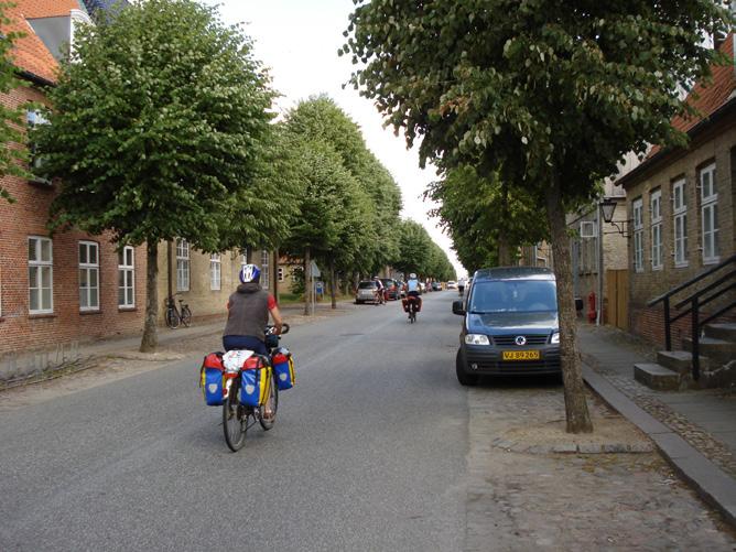 4. Cyklen i fokus 4.7.5 Centerbyerne Christiansfeld I Christiansfeld er der et relativt udbredt system af stier i eget tracé, hvilket især findes i boligområdet i den nordøstlige del af byen.