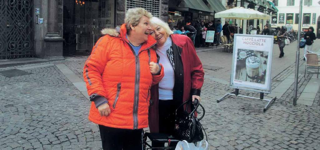 Foto 3 / Erna Rubjerg sammen med sin datter Søs, hvis liv hun med hjælp fra psykolog Morten Hedelund i Ensomme Gamles Værn har dokumenteret i en bog. Foto: privat foto.