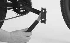 Skru pedalerne de første to tl tre omdrejnnger pedalarmenes gevnd med hånden. Brug først derefter pedalnøglen som hjælp og skru pedalerne fast med den.