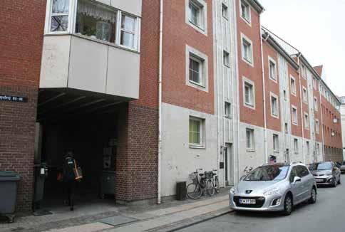 Velfærds-Danmark // Af Kjeld Hammer Ung kvinde vandt klage over Københavns politi Al hendes indbo blev kørt bort og brændt. Nu har Rigspolitiet givet hende 20.000 kr. i erstatning.
