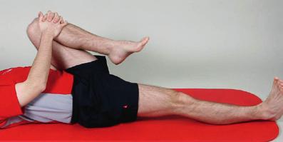 13 Rygliggende aktivering af hofteindadførerne Lig på ryggen med bøjede ben og en bold eller lignende mellem knæene Pres knæene sammen