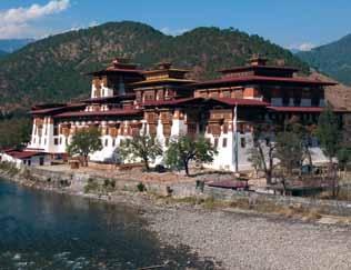 Trongza Dzong husede engang kongefamilien og regnes i dag for det smukkeste og vigtigste kloster i Bhutan. Også i Punakha oplever vi et af landets smukkeste klostre, Punakha Dzong.