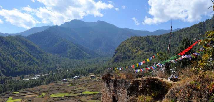 GRUPPEREJSE 16 DAGE BHUTAN RUNDREJSE Bhutan er små, isolerede landsbyer, storslåede templer, farvestrålende, buddhistiske festivaler og prægtige landskaber ofte med Himalayas toppe som dramatisk