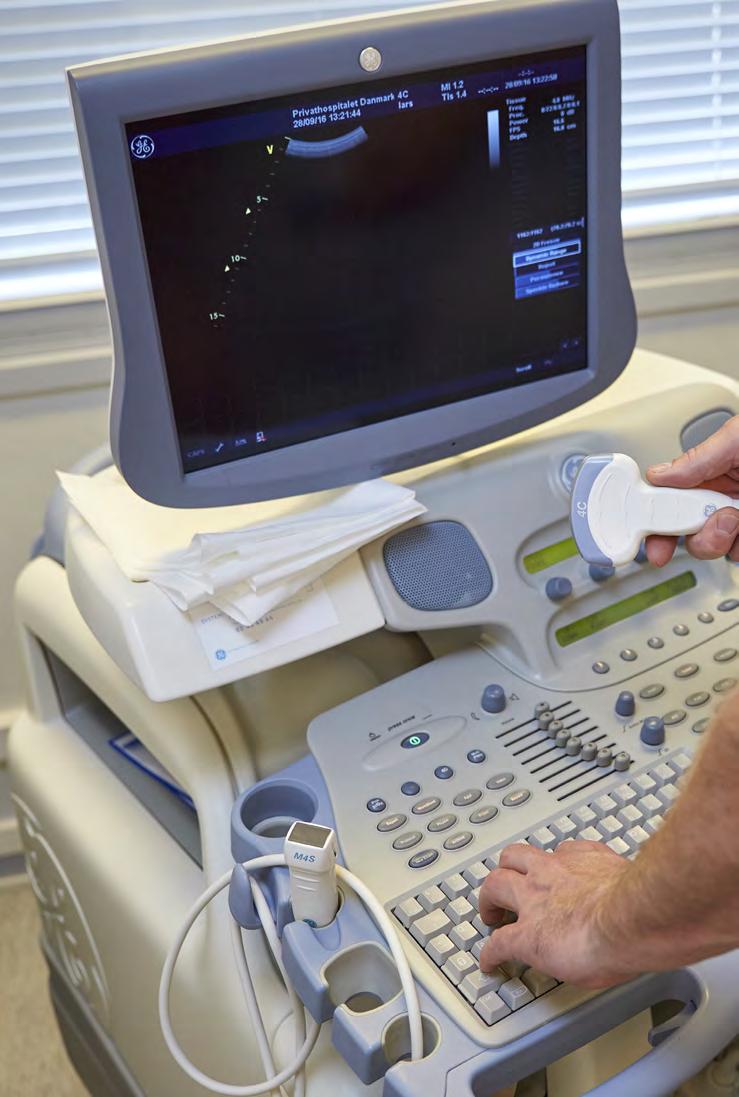Ultralydsmaskiner Lægen undersøger ved hjælp af