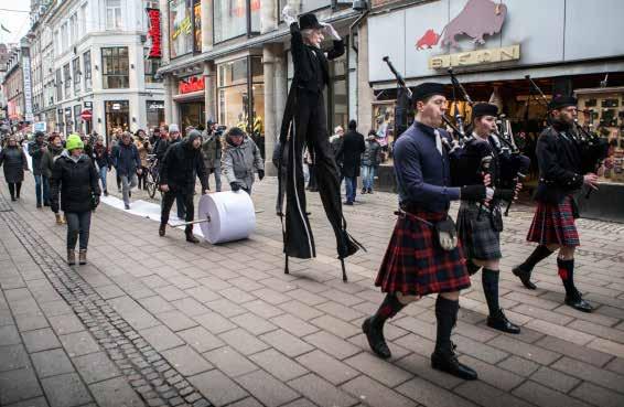 18 Dagpengekompas Dagpengekompas 19 Den 10. januar 2017 rullede Min A-kasse hele dagpengebureaukratiet til Christiansborg. Over 29.000 sider blev til ca. 8 kilometer papir.